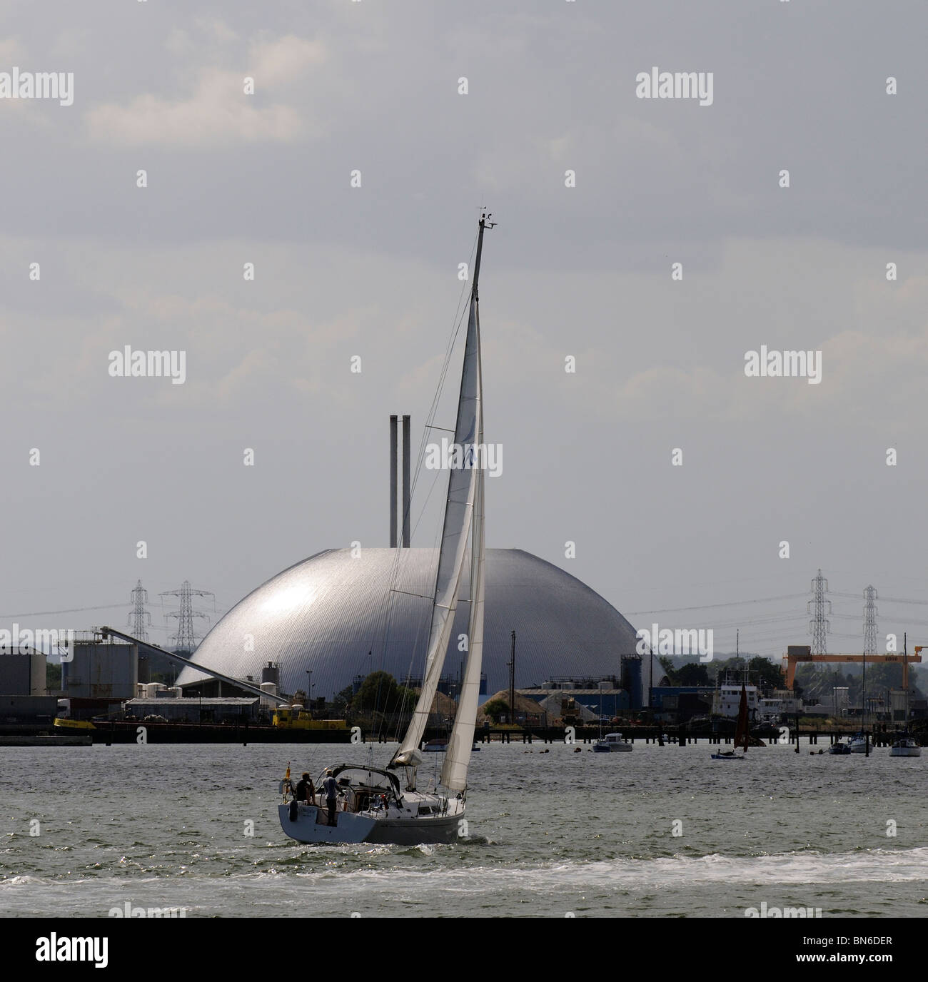 Yacht a vela su acqua di Southampton England Regno Unito la cupola come struttura è il MRF materiali di recupero impianto di Marchwood Foto Stock