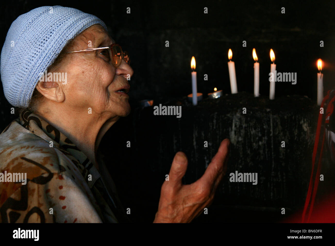 Israele, Galilea superiore, una vecchia signora prega e le luci delle candele, Foto Stock