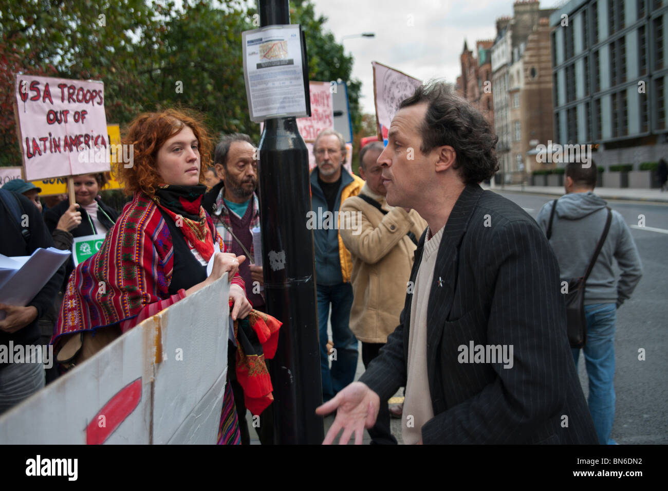 Londra mobilitazione per la madre terra - la protesta di fronte l'ambasciata peruviana Foto Stock