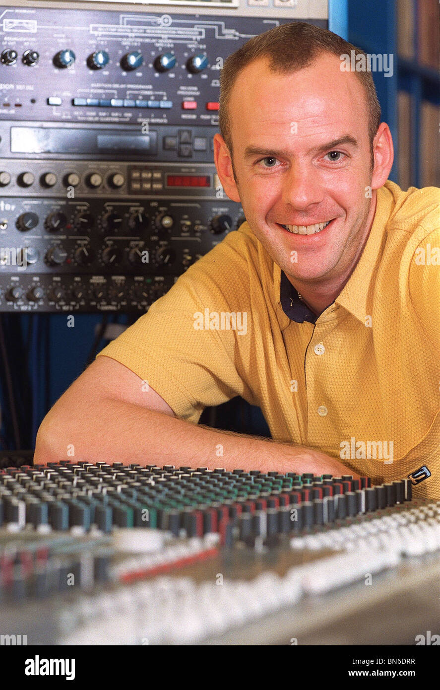 Fatboy Slim - aka Norman Cook - nel suo studio di casa alla fine degli anni '90. Foto Stock