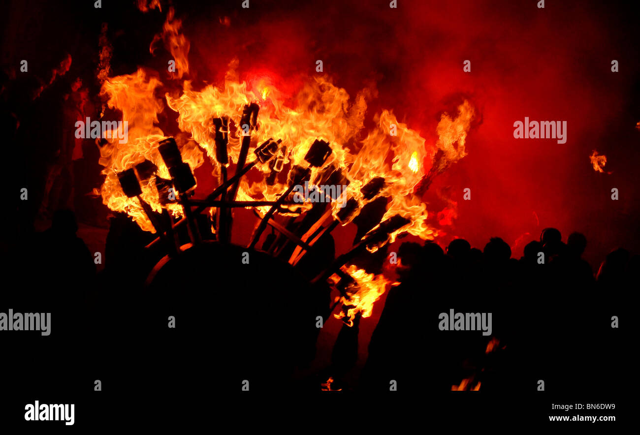 Notte dei falò celebrazioni in east hoathly nelle vicinanze del Lewes in East Sussex. Foto Jim Holden. Foto Stock