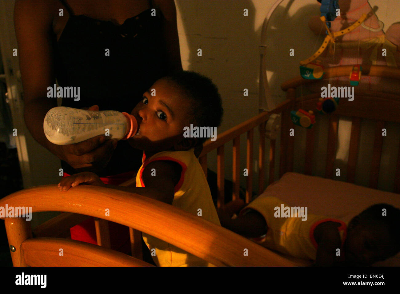 Israele, Tel Aviv, una famiglia di 5 persone e 2 bambini, rifugiati dalla Repubblica Democratica del Congo, a vivere insieme in un appartamento con due camere Foto Stock