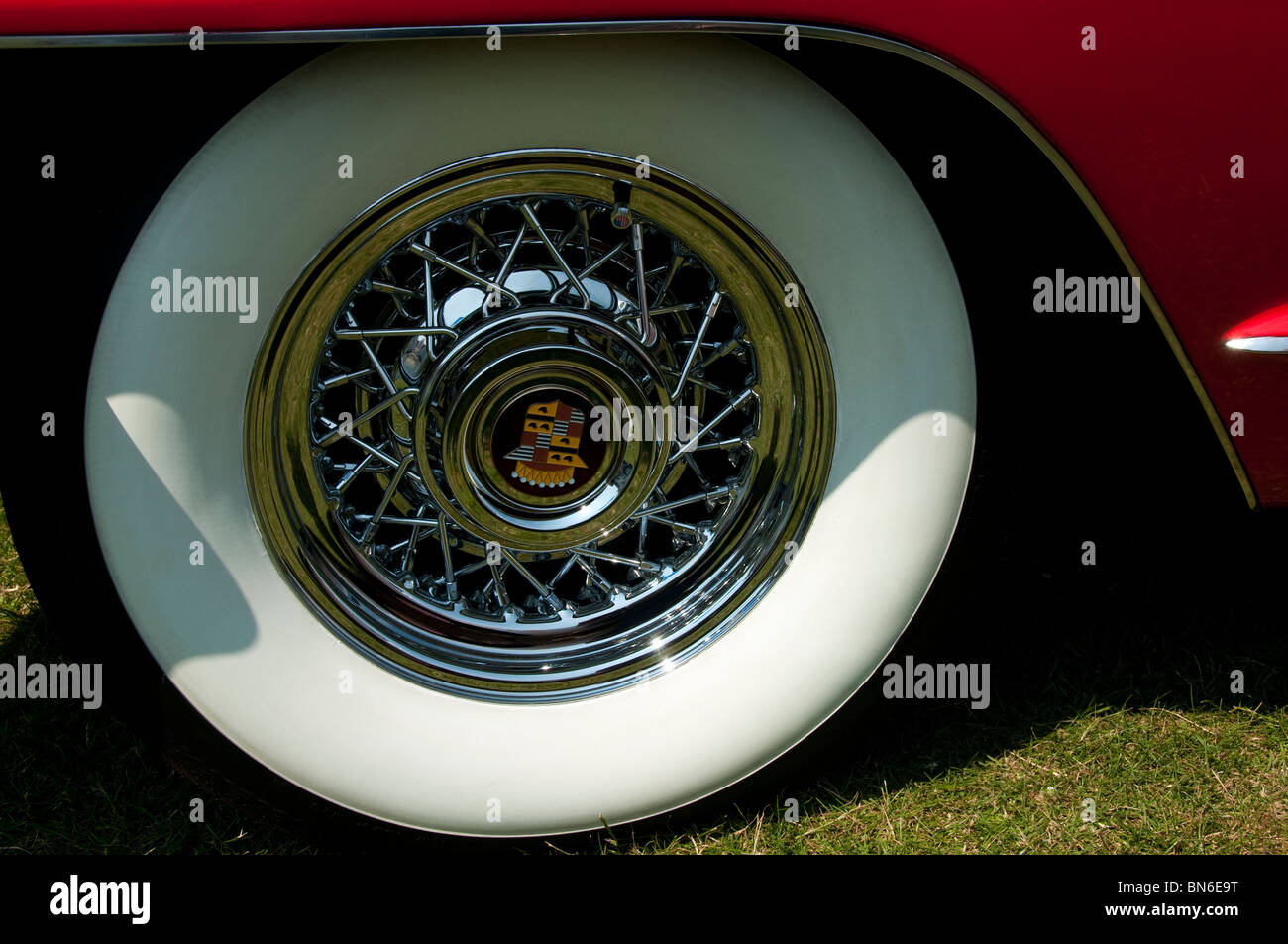 Dettaglio della ruota di un rosso classico Cadillac Foto Stock