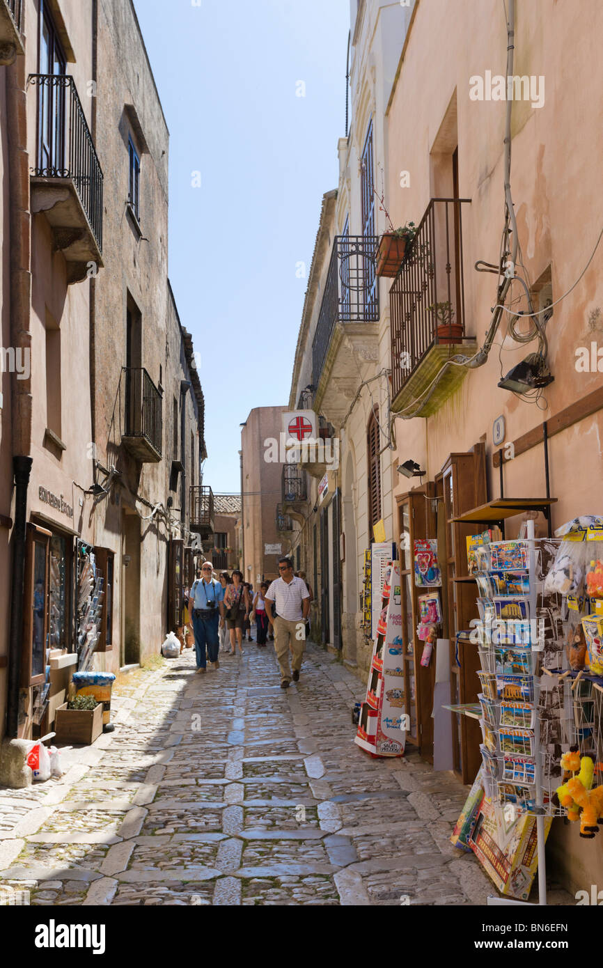 Tipica strada nel centro storico della cittadina di Erice, Trapani regione nel nord ovest della Sicilia, Italia Foto Stock