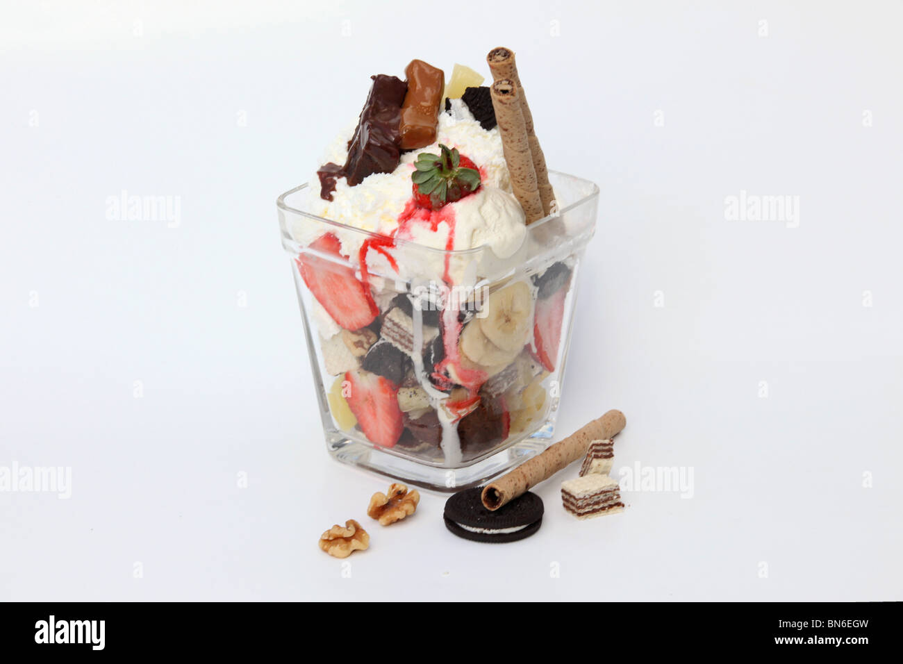 Macedonia di frutta con gelato alla vaniglia Foto Stock