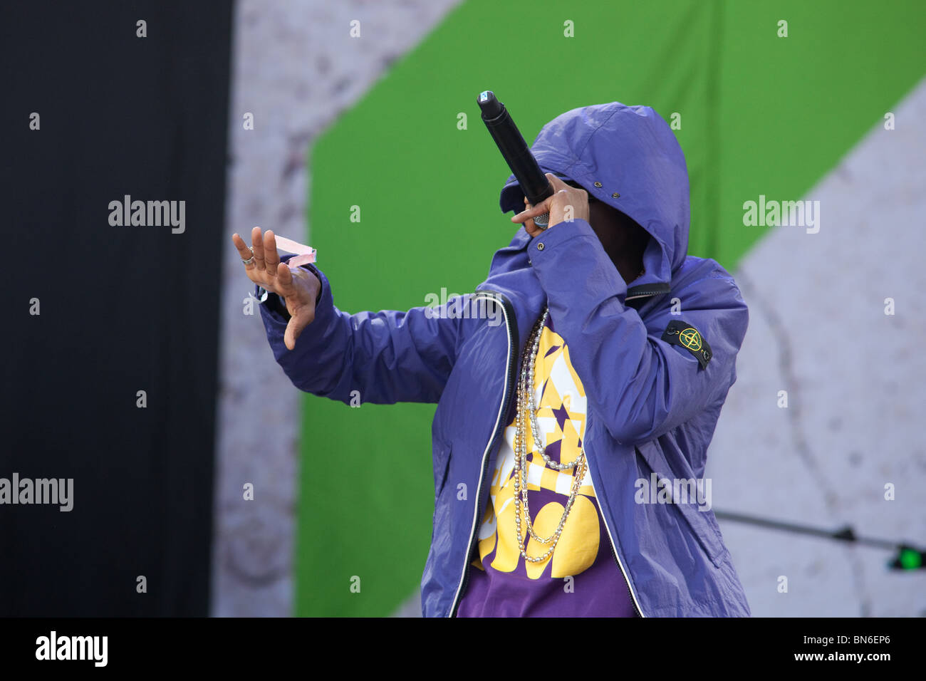 Tinchy Stryder giocando la fase della piramide a Glastonbury festival 2010 Foto Stock