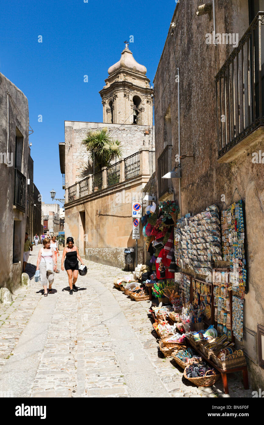 Tipica strada nel centro storico della cittadina di Erice, Trapani regione nel nord ovest della Sicilia, Italia Foto Stock