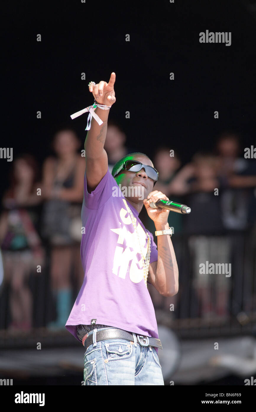 Tinchy Stryder giocando la fase della piramide a Glastonbury festival 2010 Foto Stock
