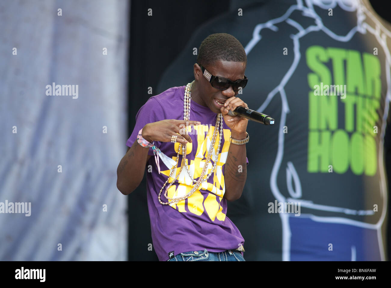 Tinchy Stryder giocando la fase della piramide a Glastonbury festival 2010 Foto Stock