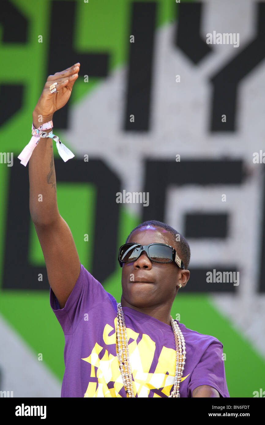Tinchy Stryder giocando la fase della piramide a Glastonbury festival 2010 Foto Stock