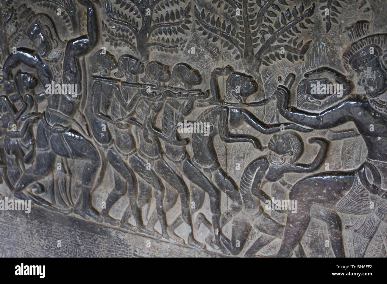 Dettaglio del bassorilievo in una delle gallerie esterna di Angkor Wat, Cambogia Foto Stock