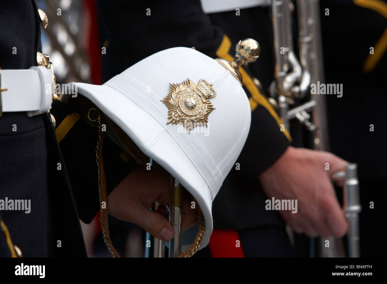 Famoso casco bianco della banda di HM Royal Marines Scozia a forze armate giorno 2010 in Bangor County Down Irlanda del Nord Foto Stock