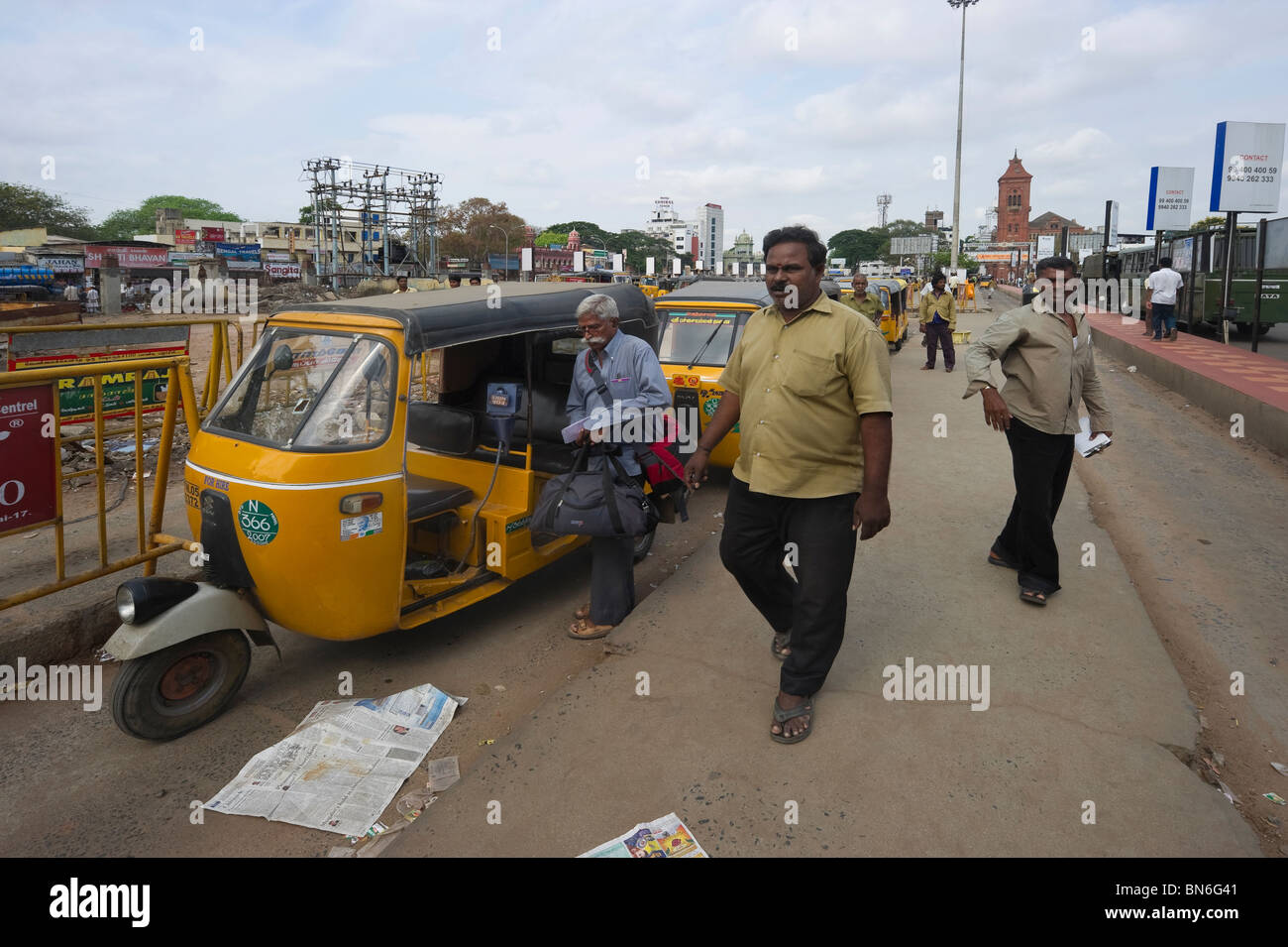 India Tamil Nadu Chennai ex Madras rickshaw-taxi nella piazza della stazione ferroviaria Foto Stock