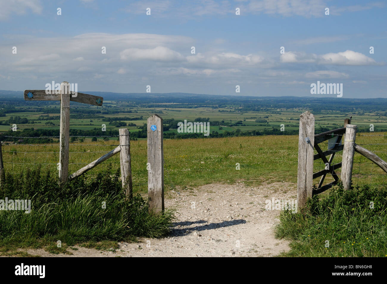 Aprire un cancello in legno sulla South Downs Way, Sussex, Inghilterra. Foto Stock