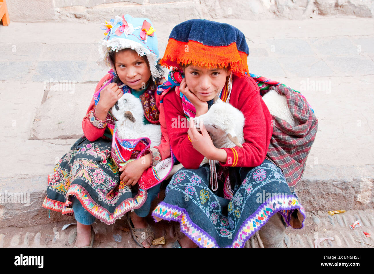I bambini peruviani in abito tradizionale di Pisac, Valle di Urubamba, Perù, Sud America. Foto Stock