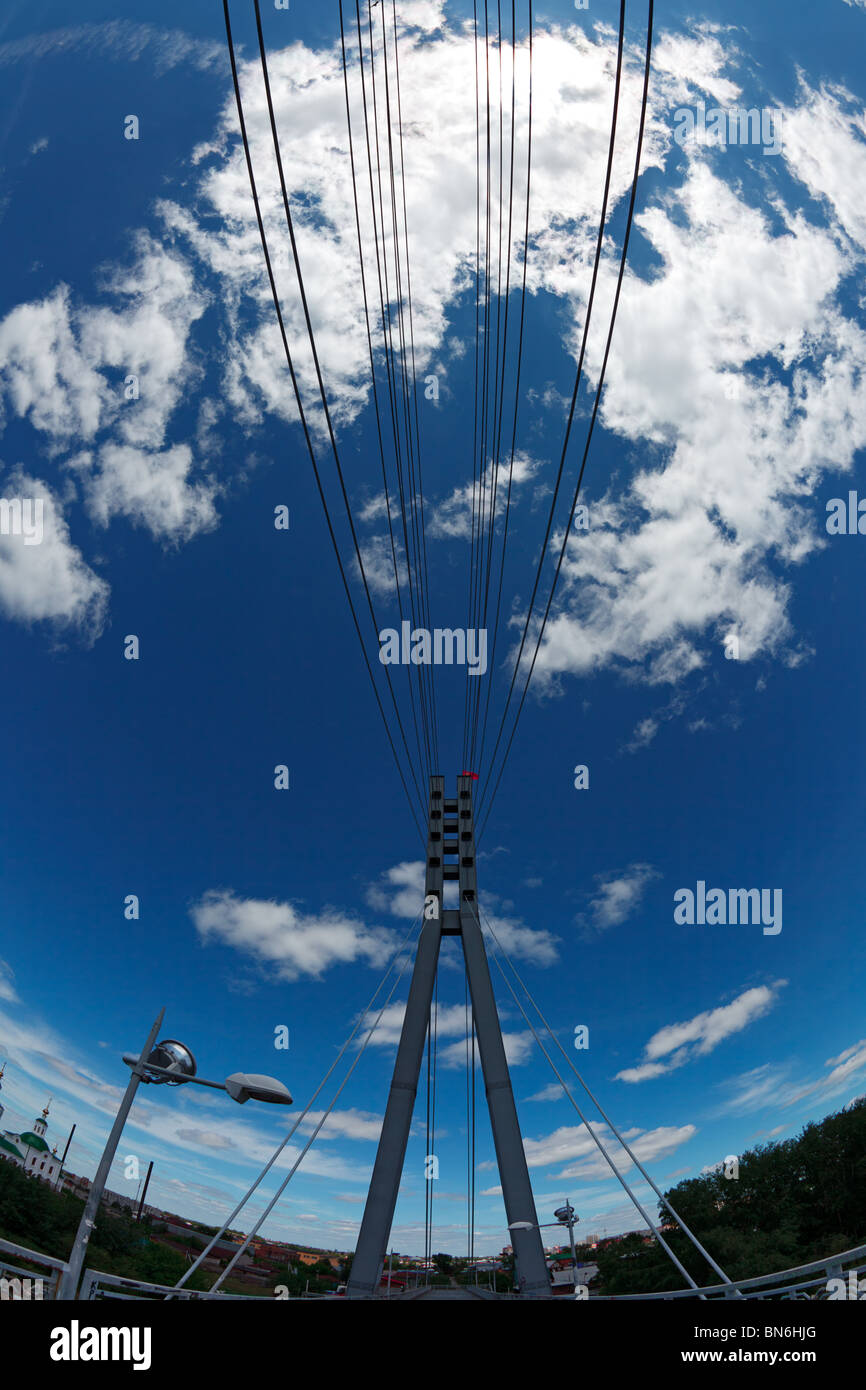 Passerella di sospensione, Tyumen, Federazione russa. Obiettivo Fisheye. Foto Stock