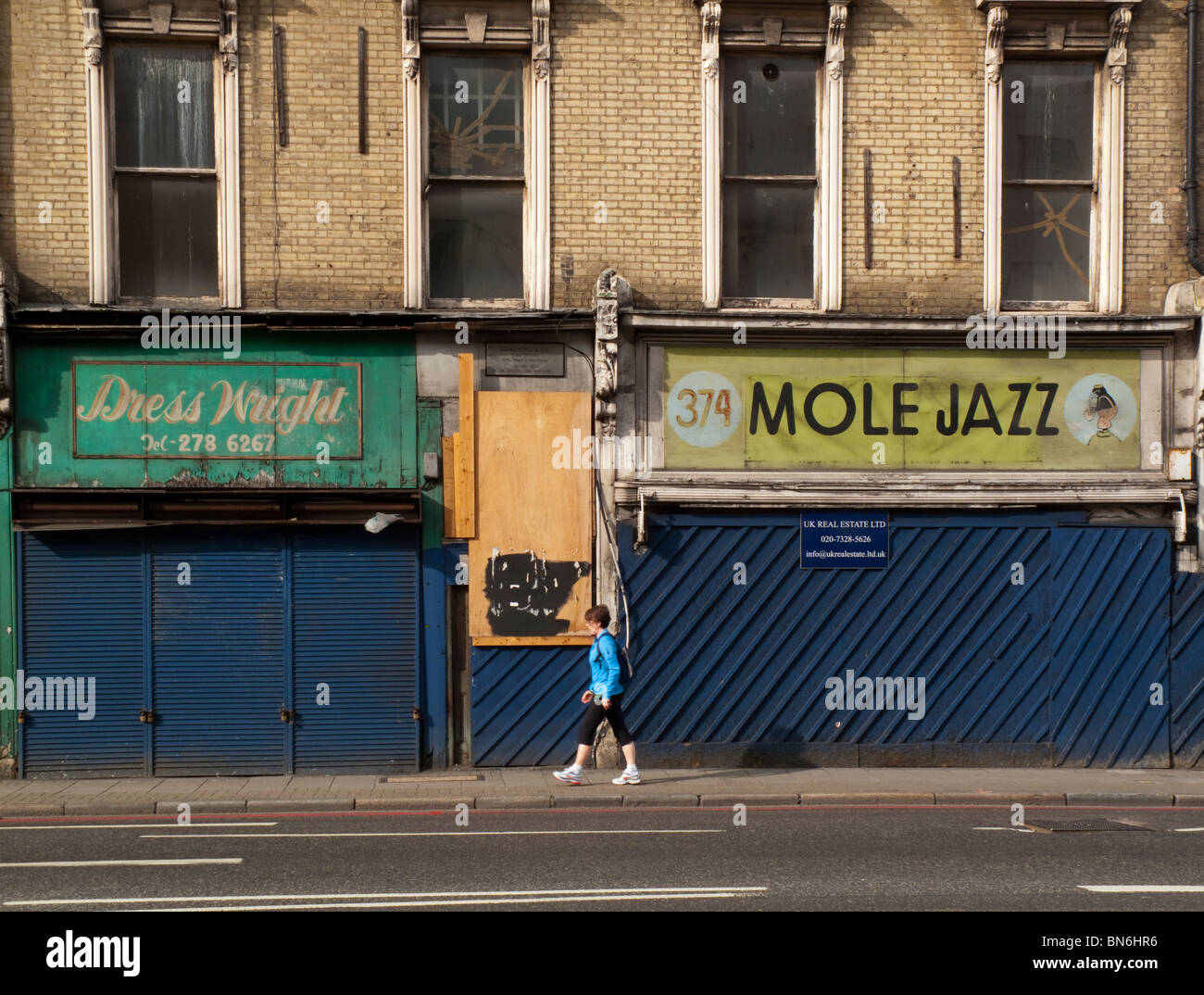 Scorrere verso il basso e sono saliti fino ai negozi e uffici di King Cross a Londra del nord Inghilterra REGNO UNITO mostra inner city il degrado urbano Foto Stock