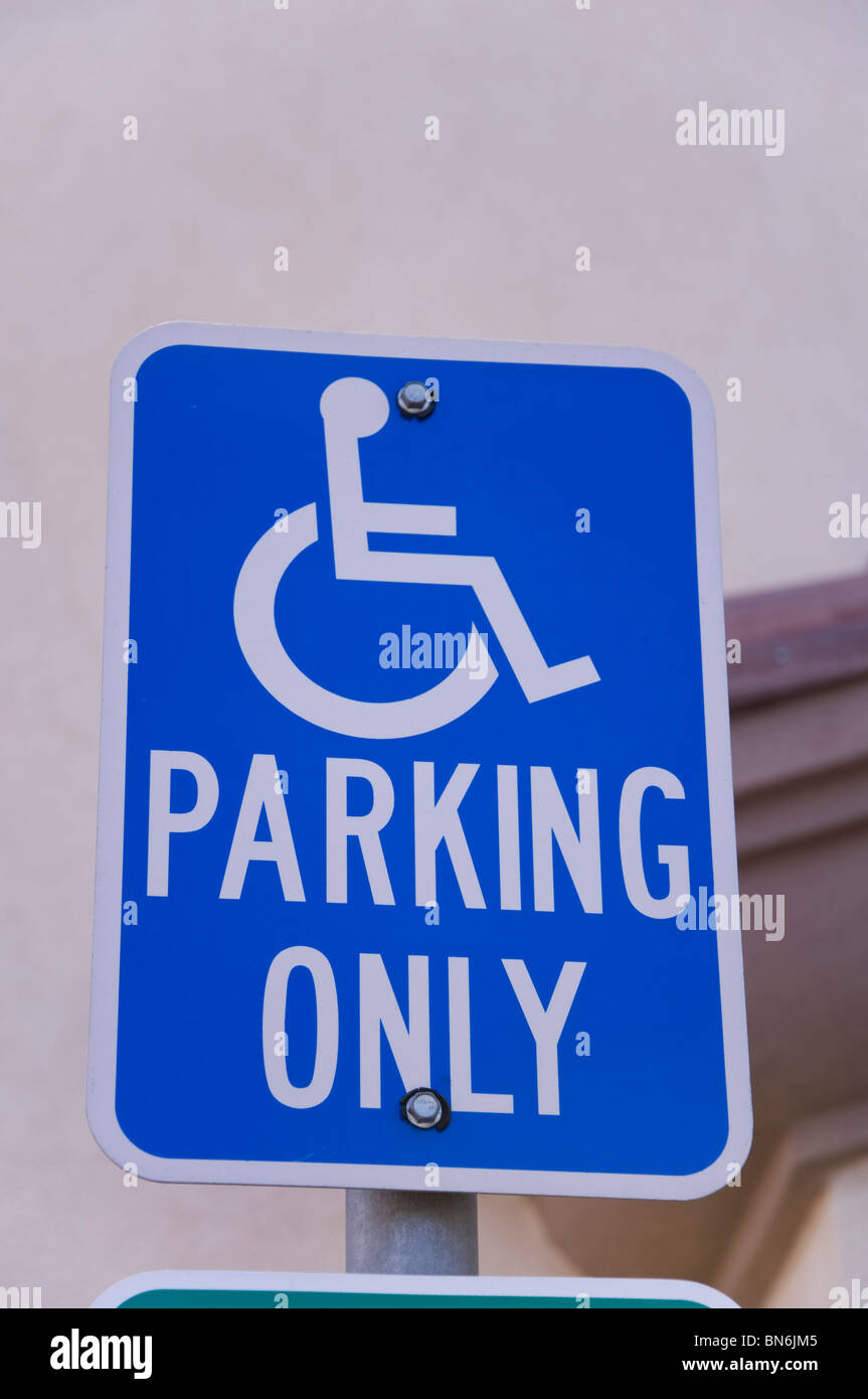 Segnale di parcheggio per disabili obbligatorio all'esterno della