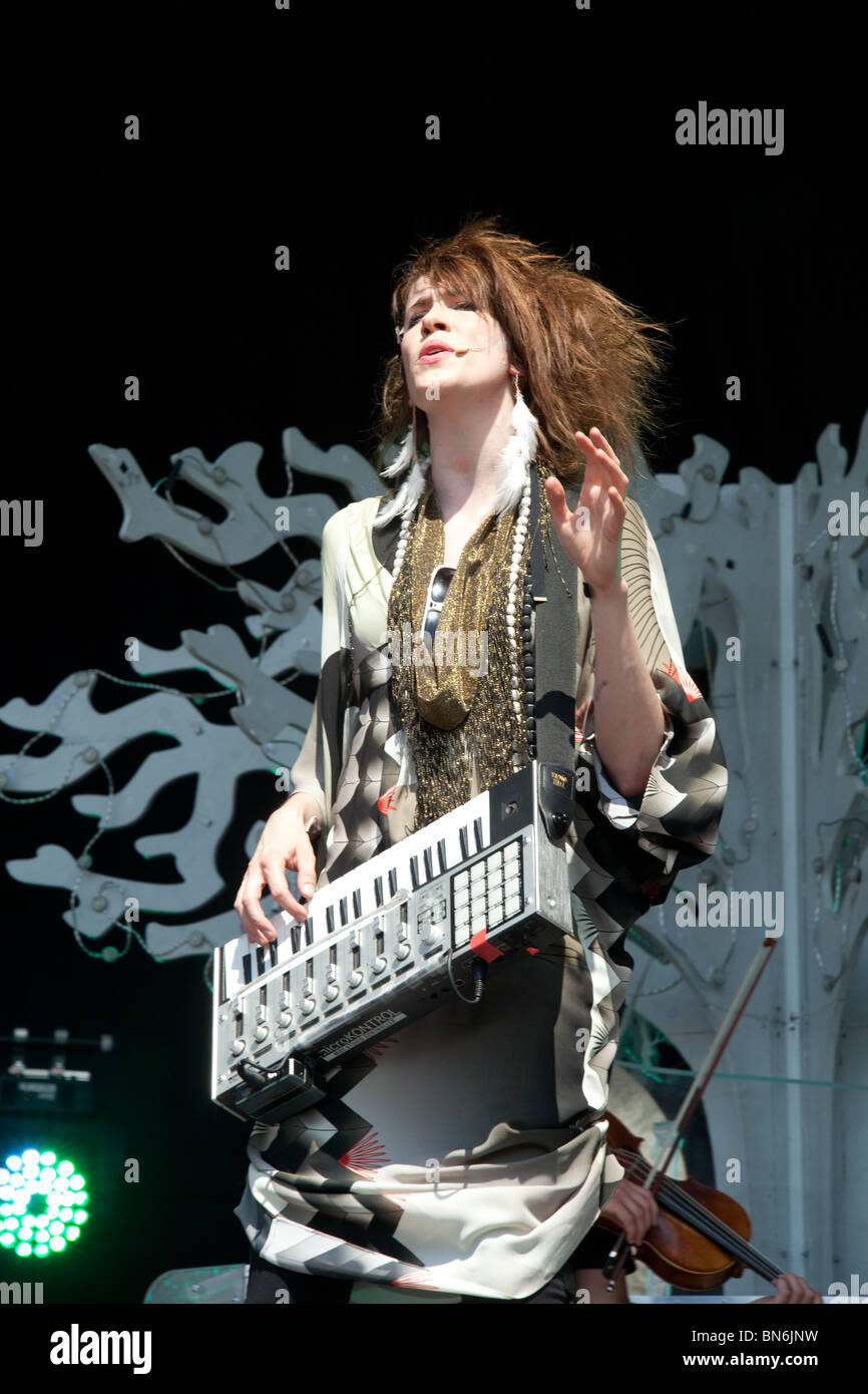 Imogen Heap la riproduzione di altri stage presso il festival di Glastonbury 2010 Foto Stock