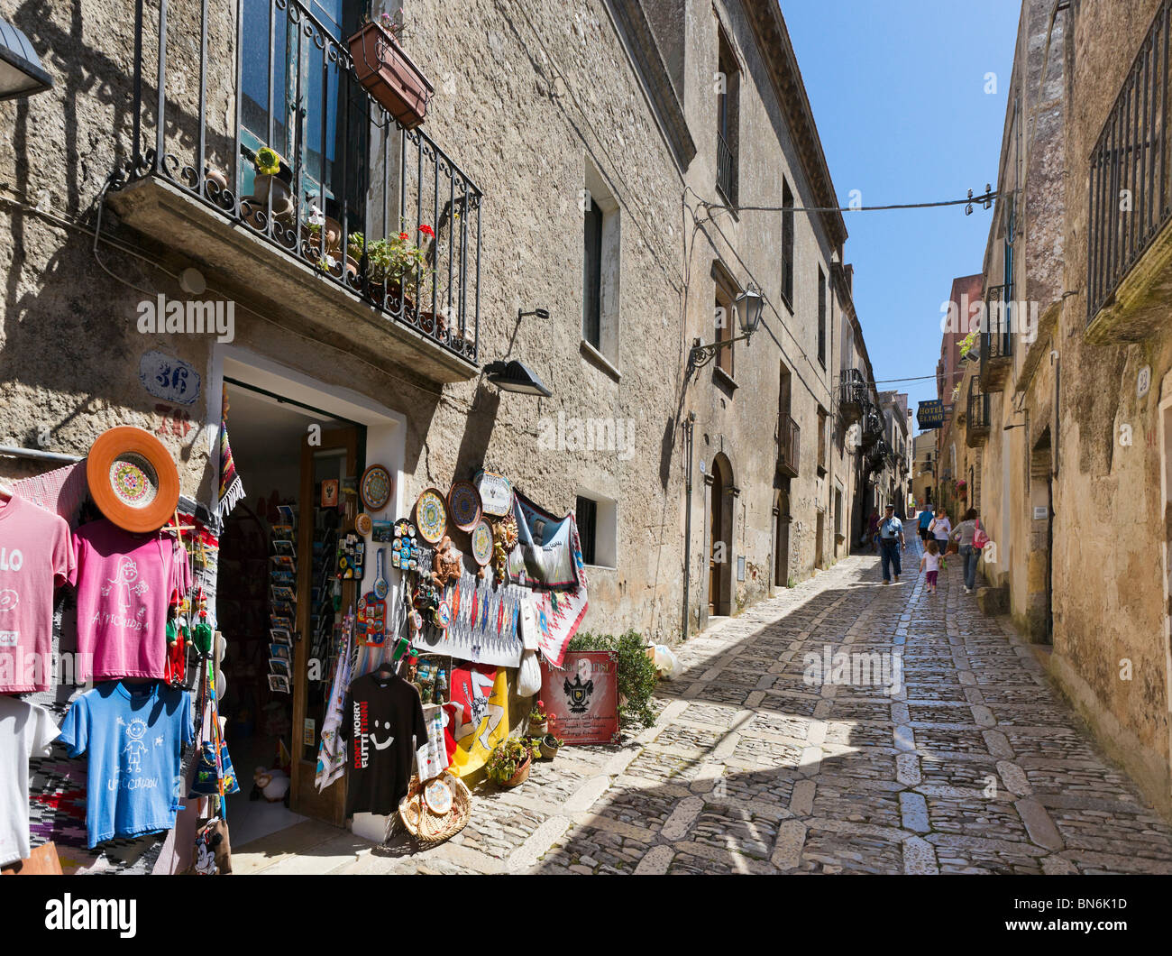 Tipica strada nel centro storico della cittadina di Erice, regione di Trapani, sulla costa nord occidentale, Sicilia, Italia Foto Stock