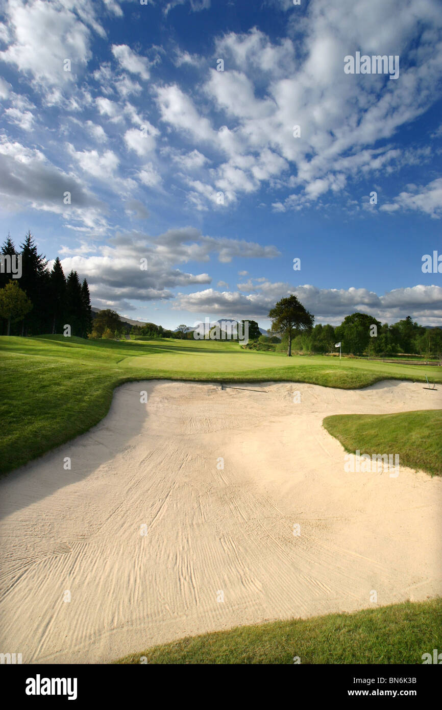 Loch Lomond e campo da Golf di Glasgow, Scozia. Il foro 2 bunker con verde in background. Foto Stock