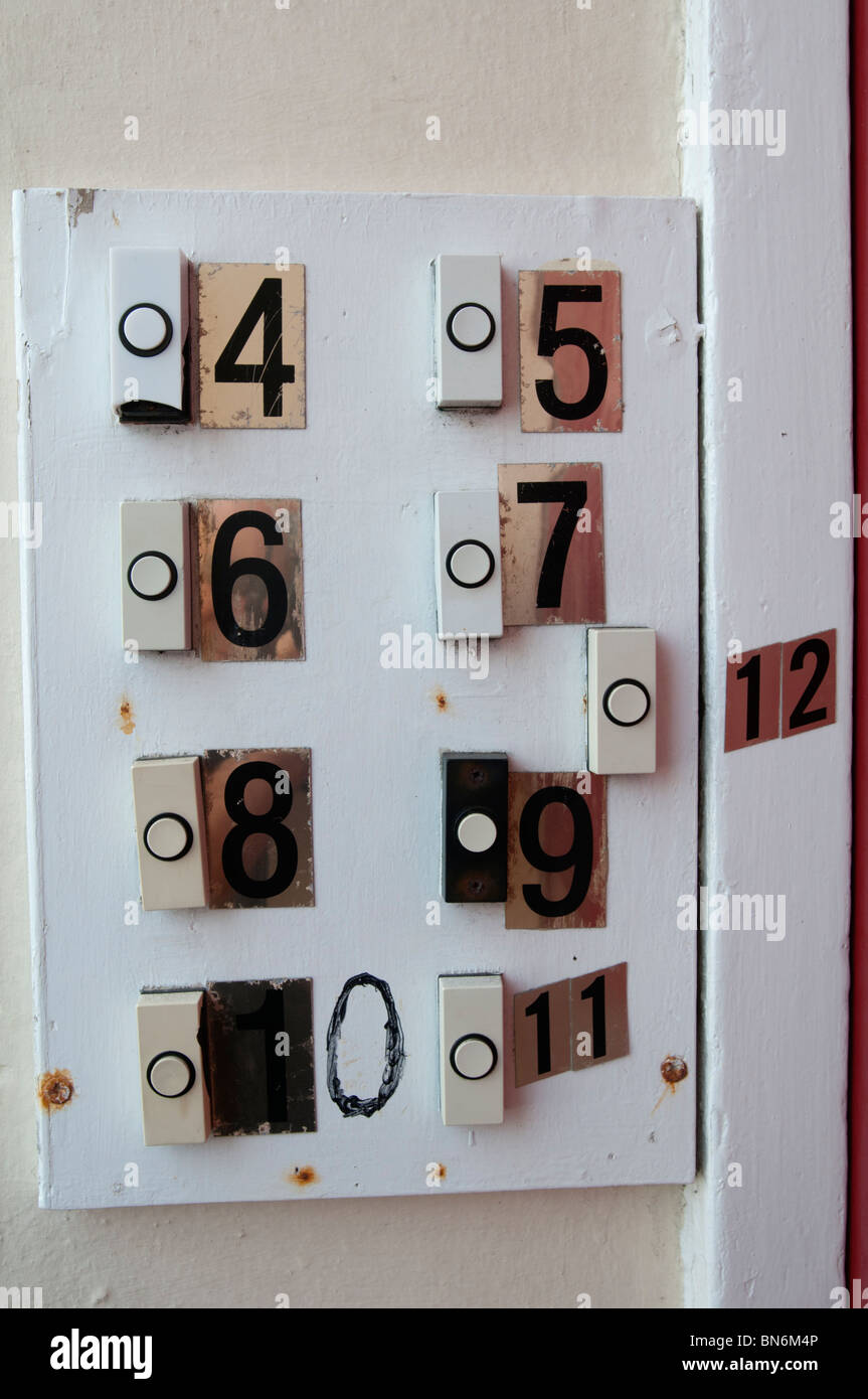 Regno Unito - una serie di campane per un multi-occupazione edificio vicino al lungomare di Eastbourne. Foto Stock