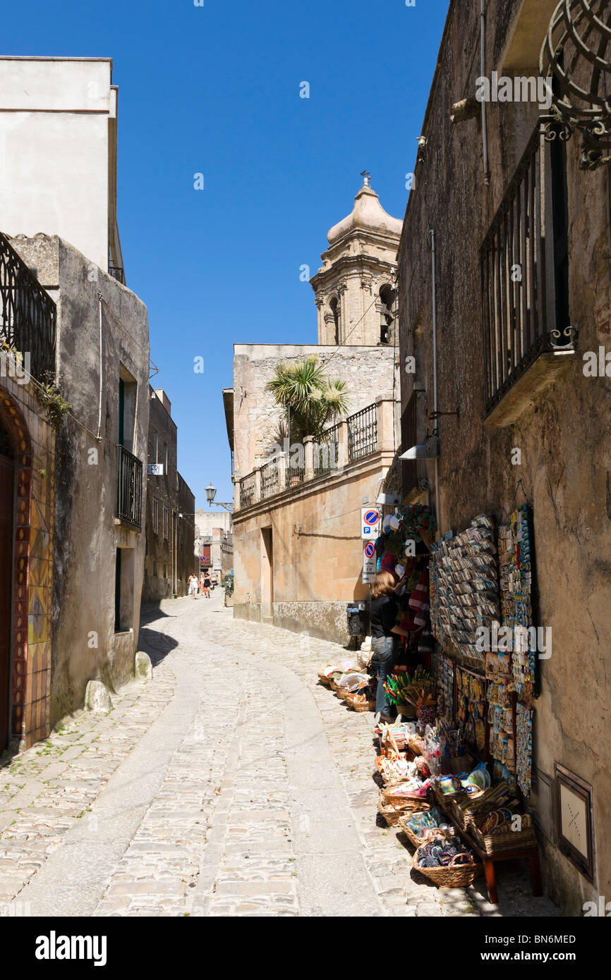 Tipica strada nel centro storico della cittadina di Erice, Trapani regione nel nord ovest della Sicilia, Italia Foto Stock