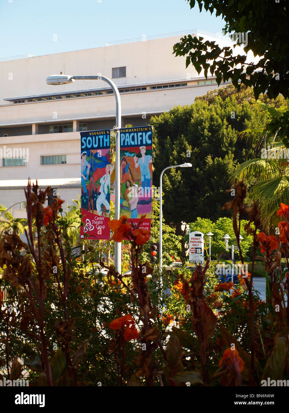 Street banner pubblicitari il gioco "South Pacific' presso il Los Angeles Music Center. Los Angeles, California Foto Stock