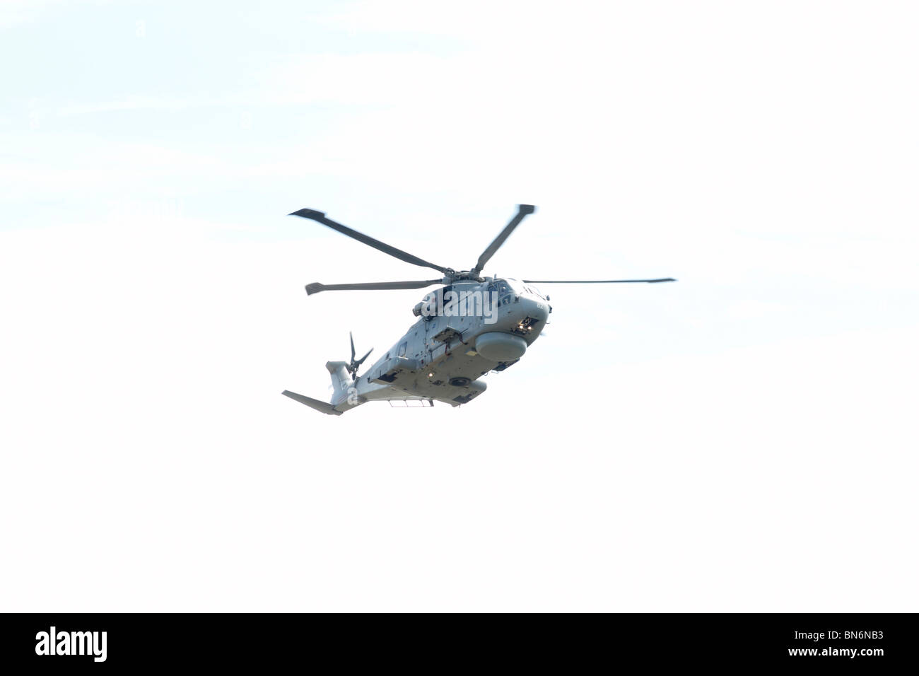 Merlin HM.1 ZH827/80 Arthur di 824 NAS, Royal Navy elicottero, RAF Waddington, Lincoln, Airshow internazionale. L'AgustaWestland AW101 (EH101 fino a giugno 2007) è un mezzo di sollevamento elicottero per applicazioni militari, anche commercializzato per uso civile. L'elicottero è stato sviluppato come una joint venture tra Westland elicotteri nel Regno Unito e Agusta in Italia (ora fusa come AgustaWestland). Il velivolo è fabbricato a fabbriche di AgustaWestland a Yeovil, Inghilterra e Vergiate, Italia. Il nome Merlin è usato per AW101s nel britannico, danese e portoghese le forze armate. Foto Stock