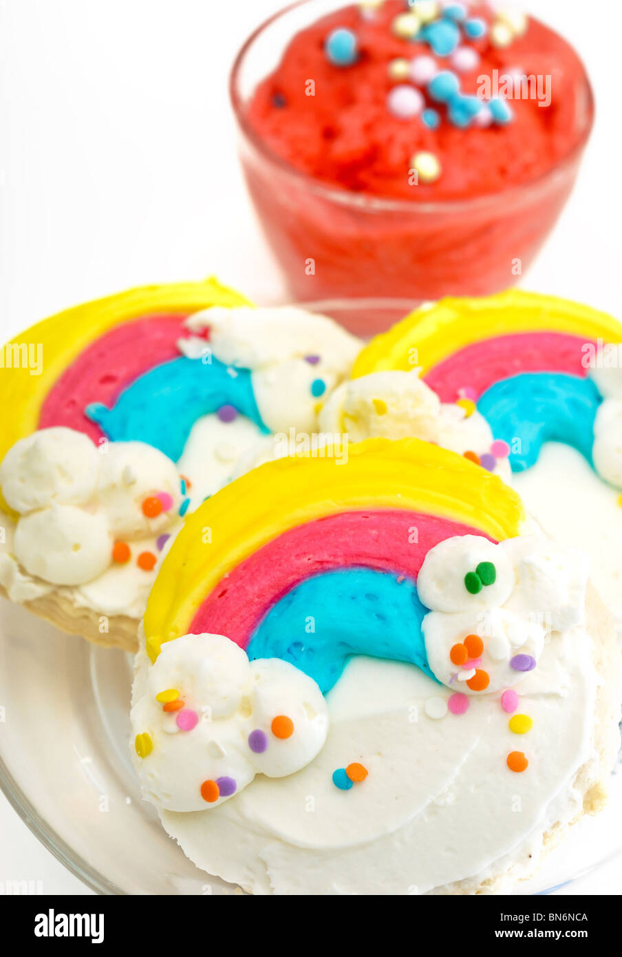 Decorato in maniera colorata rainbow i cookie su una piastra, accompagnato da gelato di mango con condimenti. Foto Stock