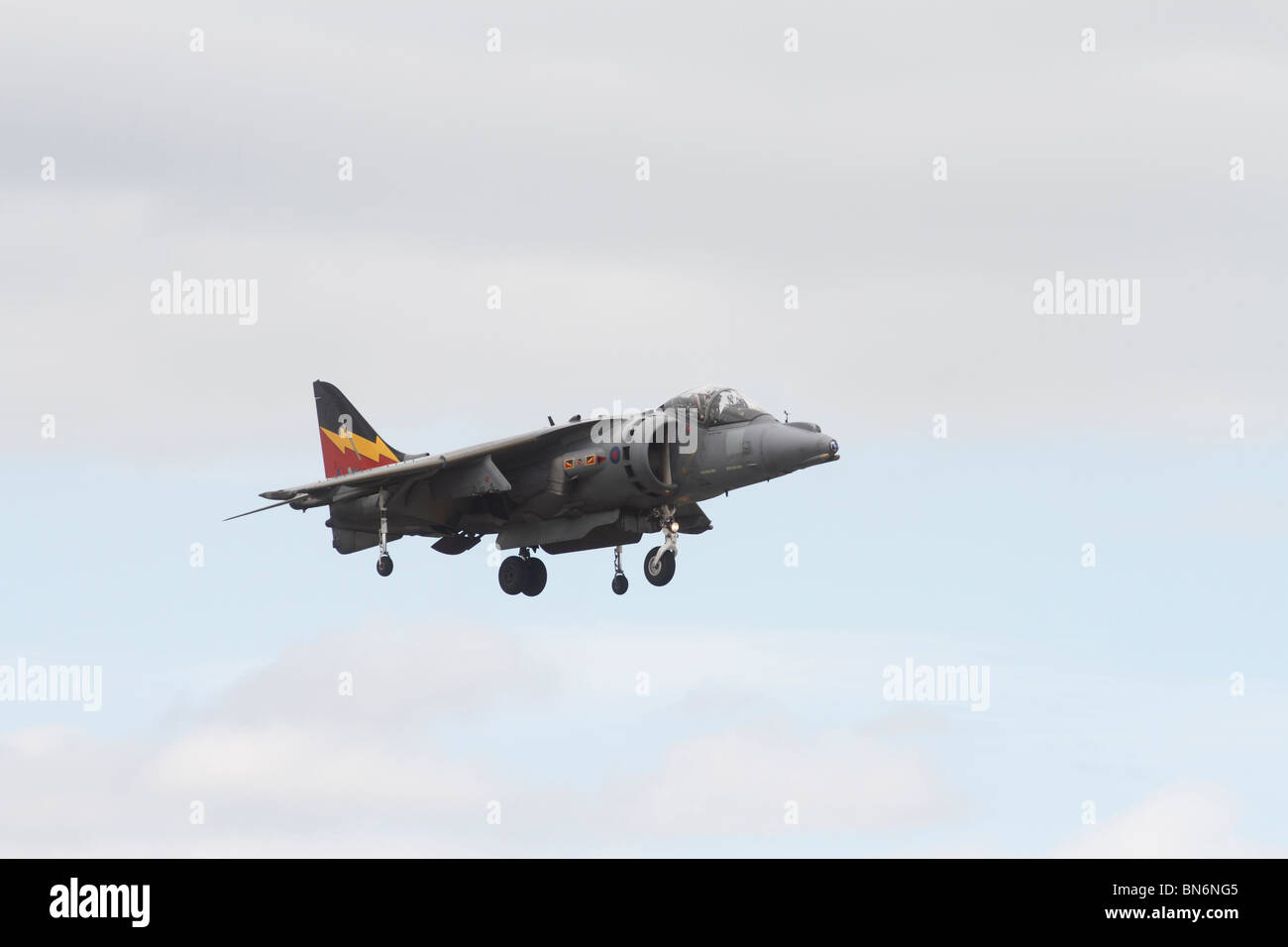 Harrier GR9, RAF Waddington, Lincoln, Airshow internazionale. La BAE Systems/Boeing Harrier II (GR5 e GR7 e GR9 serie) è una seconda generazione di verticale/breve decollo ed atterraggio (V/STOL) aerei jet utilizzati dal britannico della Royal Air Force (RAF) e, dal 2006, la Royal Navy. È stato sviluppato dal precedente HAWKER SIDDELEY Harrier ed è strettamente correlata alla USA-costruito AV-8B Harrier II. Entrambi sono utilizzati principalmente per attacco leggero o multi-ruolo di attività e vengono spesso gestiti da piccoli trasportatori aerei. Foto Stock
