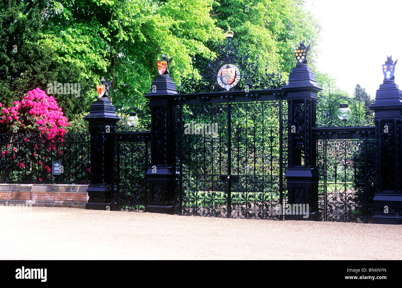 Cancelli di Norwich, Sandringham House, Norfolk Inghilterra UK station wagon progettata da Thomas Jekyll in ghisa ferro battuto ferro battuto 1862 coat cappotti Foto Stock