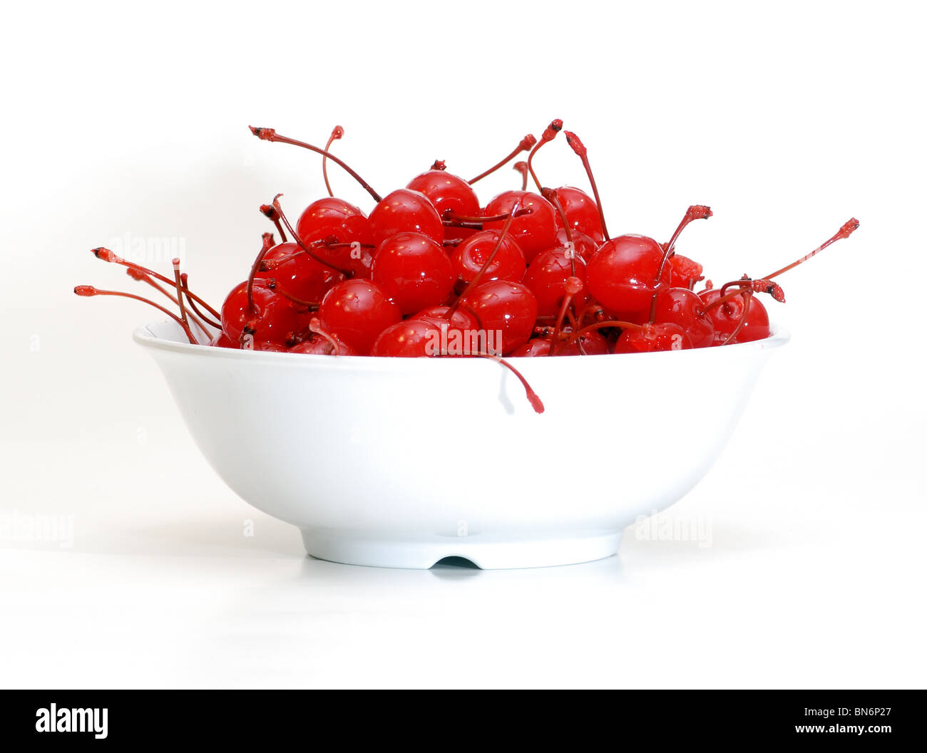 La vita è solo una ciotola di ciliegie. Una ciotola piena di colore rosso brillante ciliegie. Foto Stock