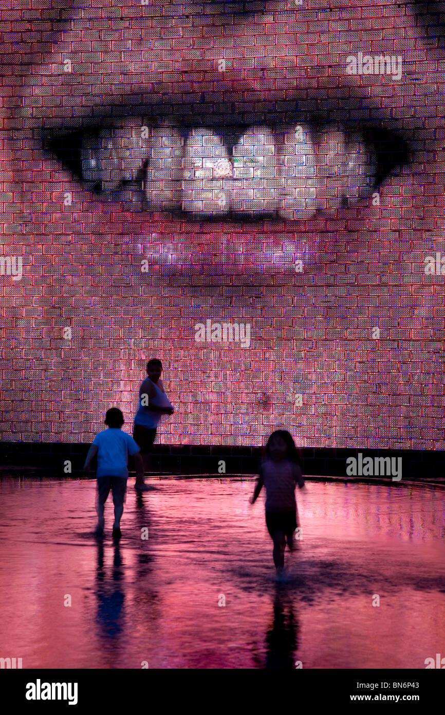 Bambini che giocano nella parte anteriore della corona Fontana, il Millennium Park, Chicago, Illinois Foto Stock