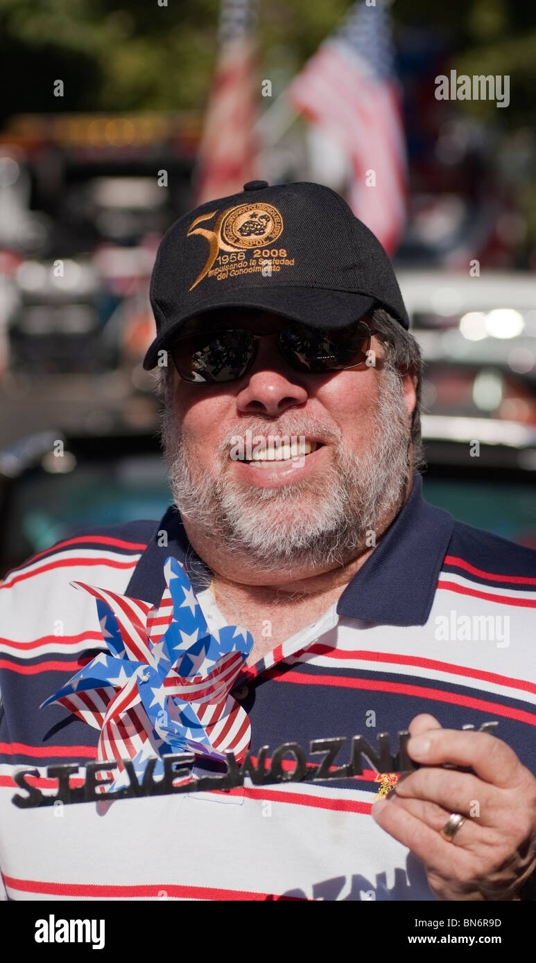 Steve Wozniak, Apple Inc. co-fondatore era il Grand Marshall nel 2010 rosa, bianco e blu il 4 luglio sfilata in San Jose, CA Foto Stock