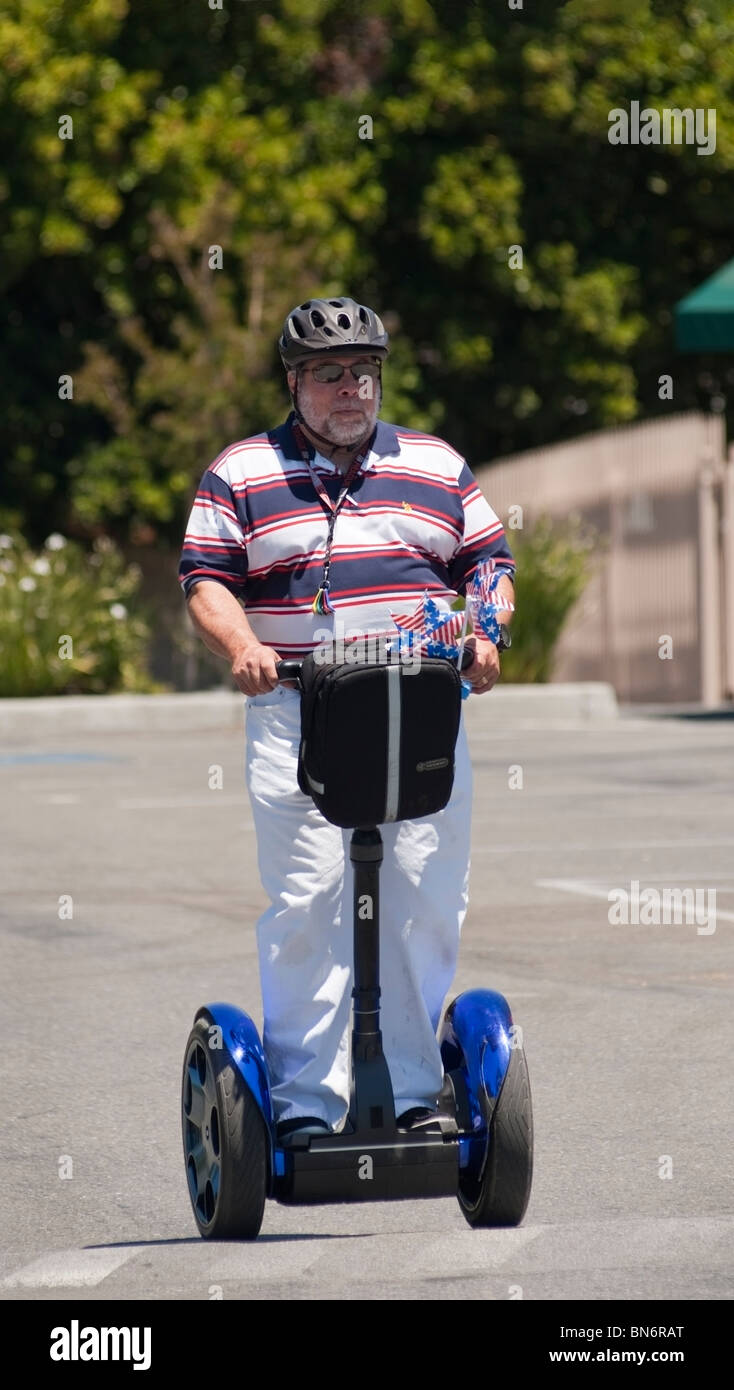 Steve Wozniak, Apple Inc. co-fondatore, cavalca un Segway dopo il 2010 rosa, bianco e blu il 4 luglio sfilata in San Jose, CA Foto Stock