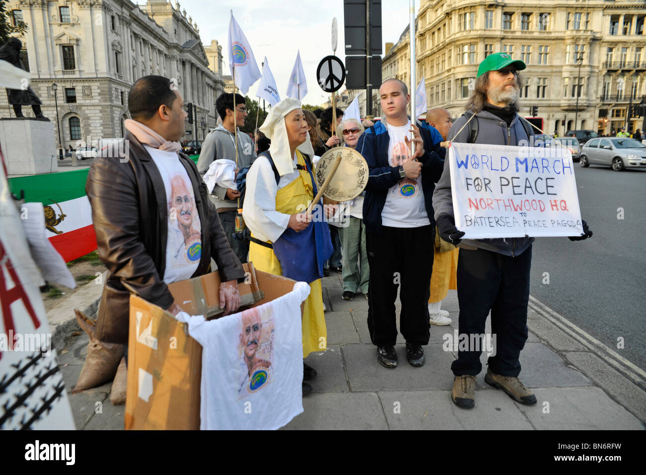 Marcia Mondiale per la pace e la Nonviolenza raggiunge la piazza del Parlamento Foto Stock