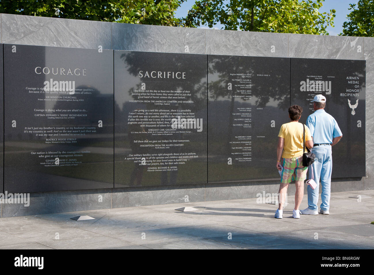 Accoppiare la lettura di Medal of Honor scritte sul muro in corrispondenza della United States Air Force Memorial in Arlington, Virginia Foto Stock