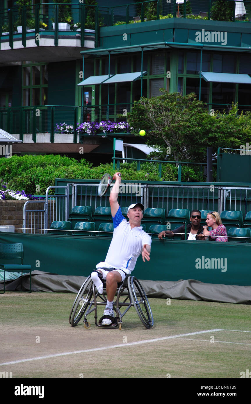 Il tennis in carrozzella a al di fuori del tribunale, ai campionati di Wimbledon, Merton Borough, Greater London, England, Regno Unito Foto Stock