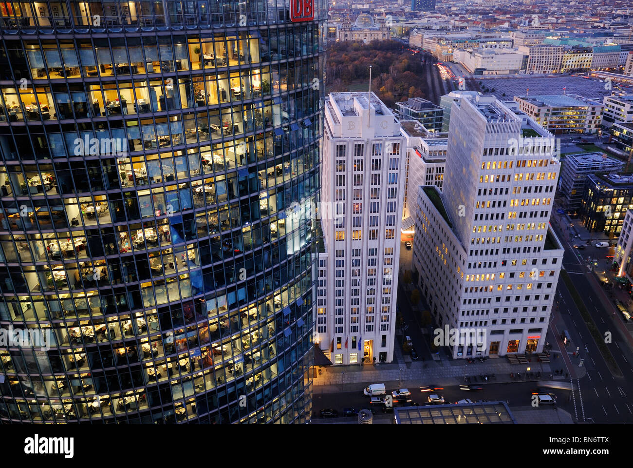 Potsdamer Platz con la Deutsche Bahn Tower, Beisheim Center con il Ritz Carlton Hotel e il Memoriale dell'Olocausto, Berlino, Germania Foto Stock