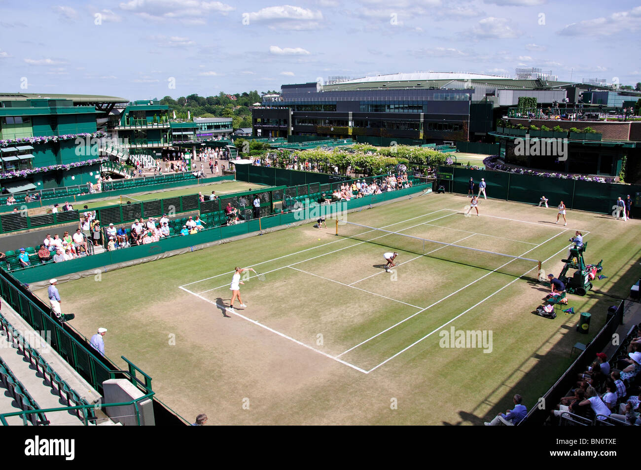 Raddoppia la corrispondenza sulla corte 18, ai campionati di Wimbledon, Merton Borough, Greater London, England, Regno Unito Foto Stock