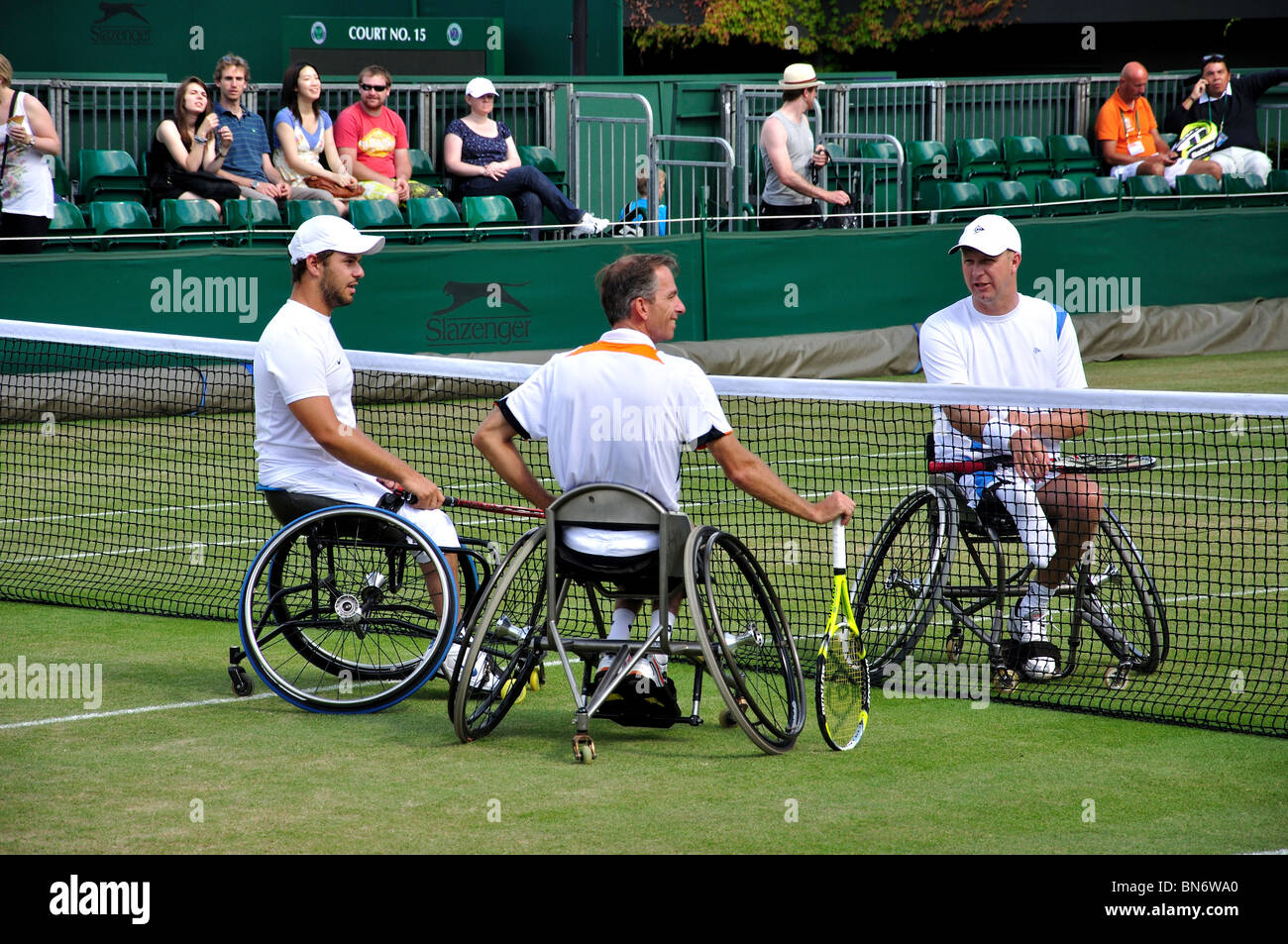 Il tennis in carrozzella a al di fuori del tribunale, ai campionati di Wimbledon, Merton Borough, Greater London, England, Regno Unito Foto Stock