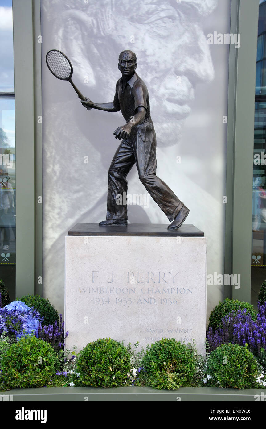 Fred Perry statua, ai campionati di Wimbledon, Merton Borough, Greater London, England, Regno Unito Foto Stock