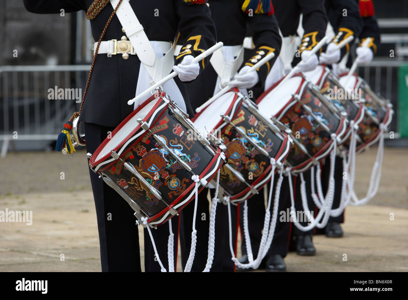 I percussionisti della banda di HM Royal Marines Scozia eseguire beat ritiro a forze armate giorno 2010 in Bangor County Down Foto Stock