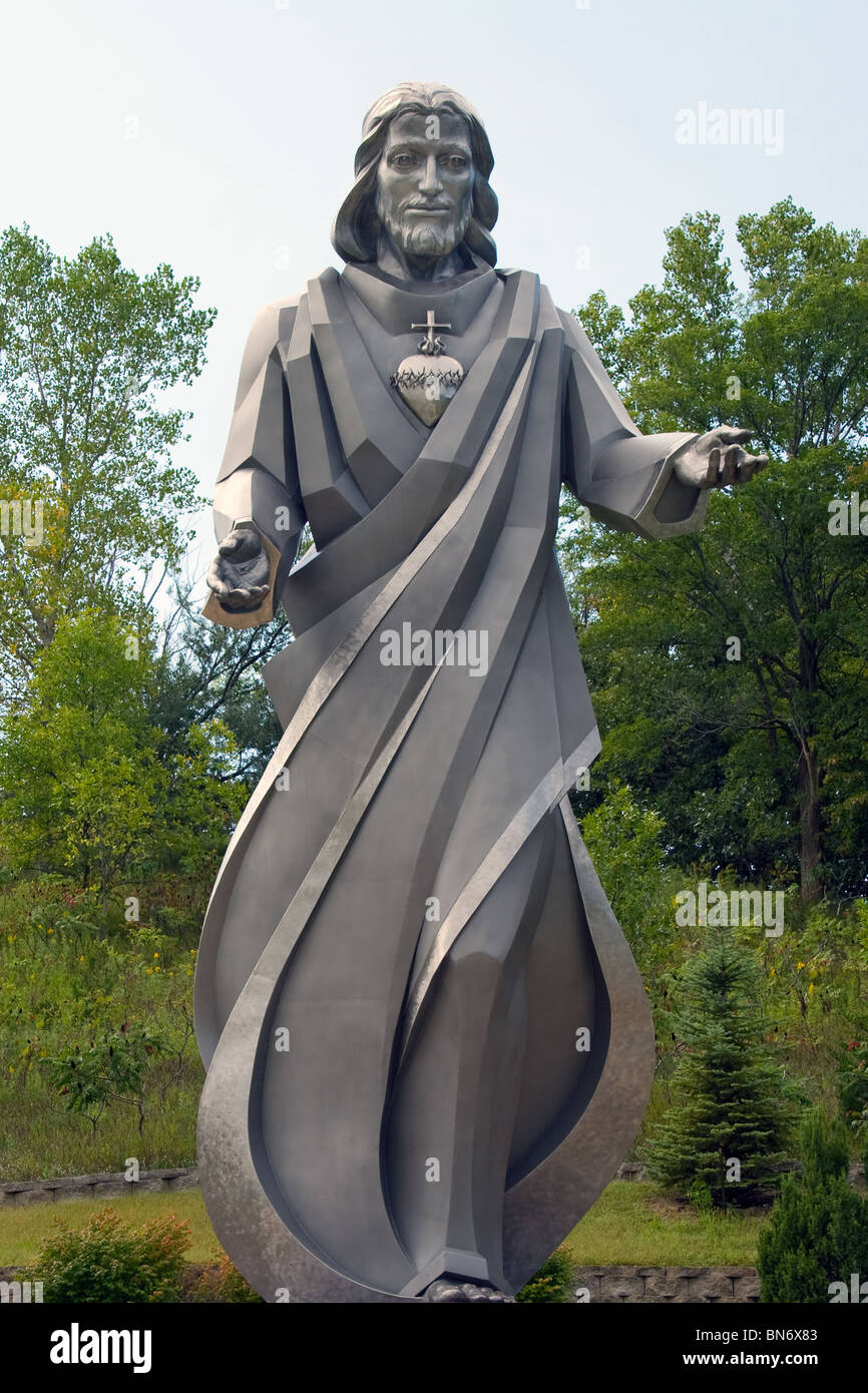 Statua di Gesù in acciaio inossidabile a Sioux City, Iowa, un monumento religioso impressionante che unisce scultura moderna e devozione spirituale. Foto Stock