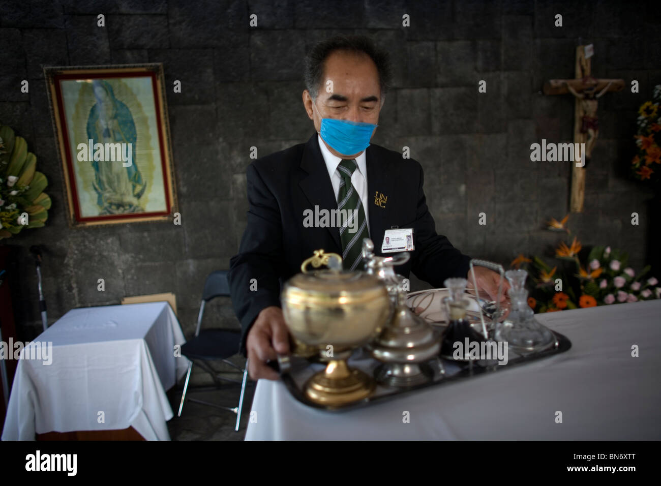 La Santa Messa presso la Basilica di Nostra Signora di Guadalupe durante l'influenza suina epidemy a Città del Messico il 2 maggio 2009. Foto Stock