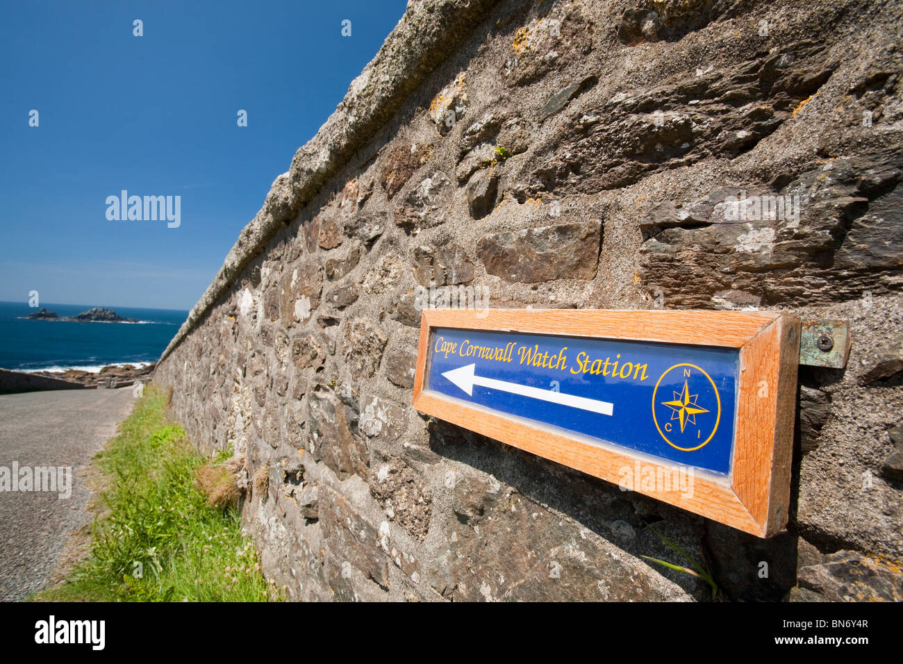 Un segno per la stazione di guardare a sacerdoti cove su Cape Cornwall, Cornwall, Regno Unito. Foto Stock