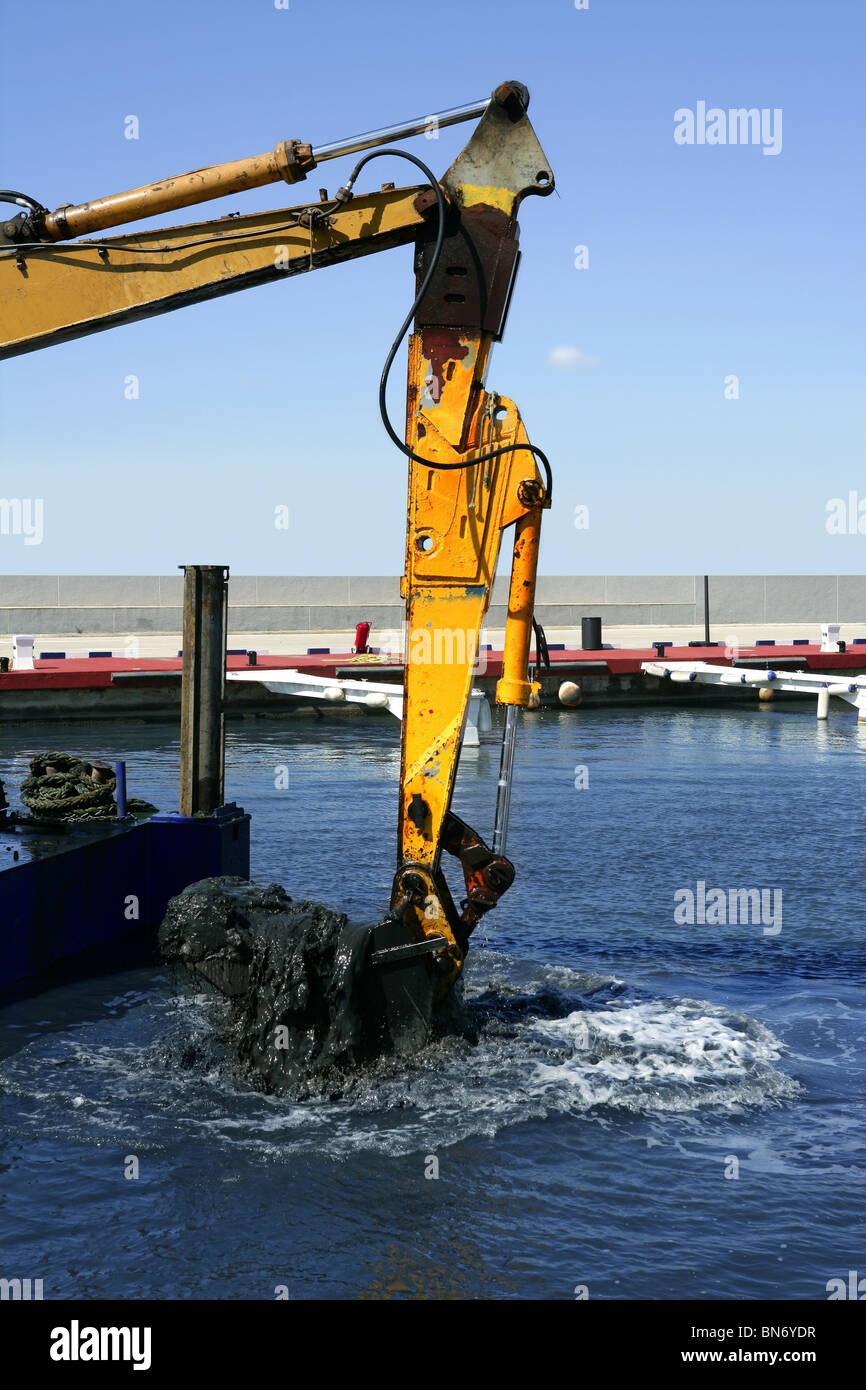Dragaggio marino mare di scavo fondo fango nero in marina Foto Stock