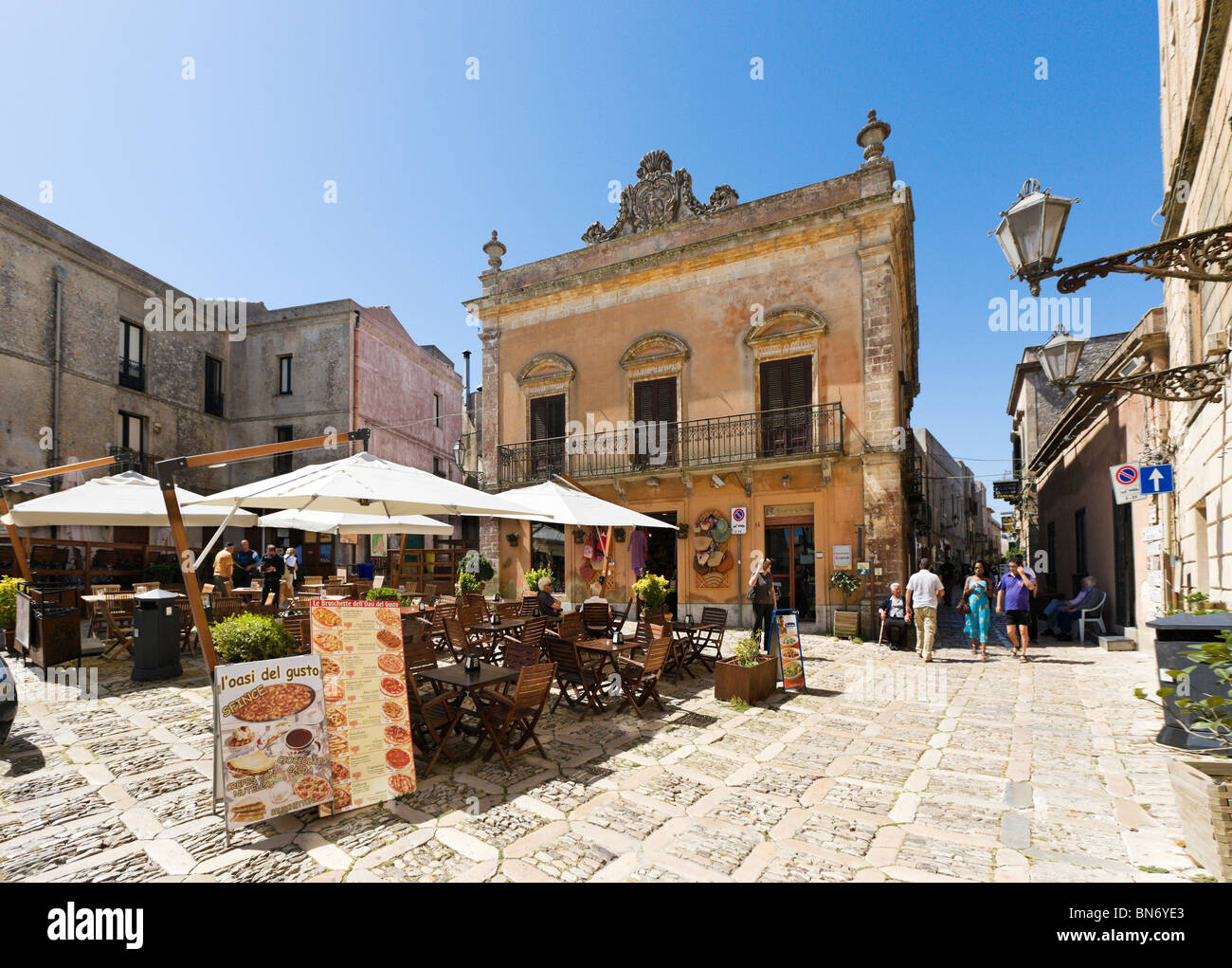 Ristorante in Piazza Umberto (la piazza principale), Erice Trapani regione nel nord ovest della Sicilia, Italia Foto Stock