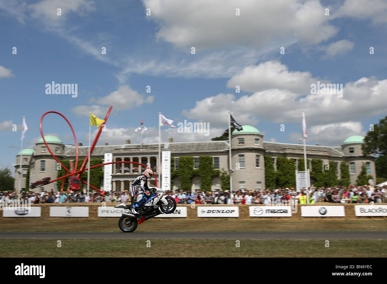 Campione del Mondo Superbike Troy Corser per impennare la sua BMW Superbike al 2010 Goodwood Festival della Velocità di Goodwood House. Foto Stock